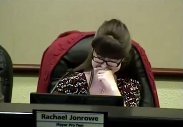 Consigliere dimentica microfono acceso alla toilette – Video