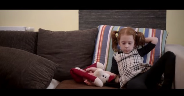 Prima la adottano, poi la maltrattano fino ad abbandonarla in strada