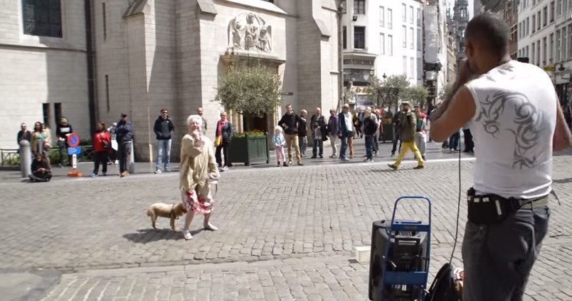 Anziana ruba la scena ad un artista di strada, quello che fa è strepitoso