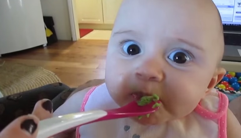Assaggia l’avocado per la prima volta, la reazione della bimba è esilarante