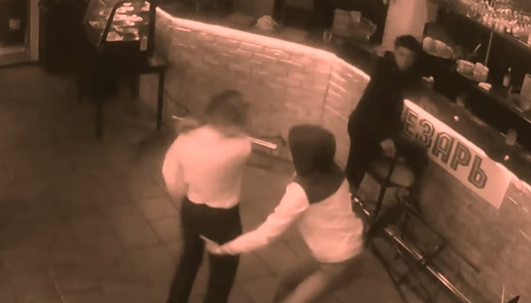 Importunata da un cliente, la reazione della cameriera è epica