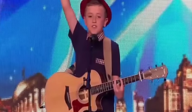 A 12 anni strega i giudici del talent con un brano dedicato alla prima cotta