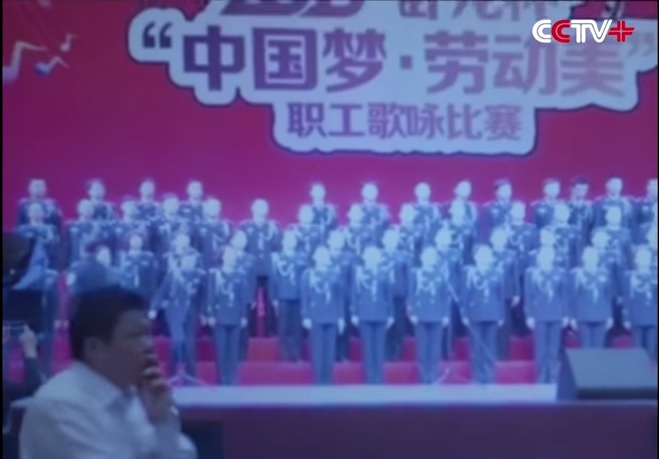 Cina, crolla palco e tutto il coro viene risucchiato – Video