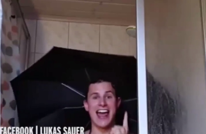 Da Gene Kelly a Rihanna, la performance del modello sotto la doccia è virale