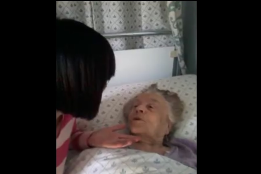 “Parlami d’amore Mariù”, il duetto nonna-nipote commuove il web