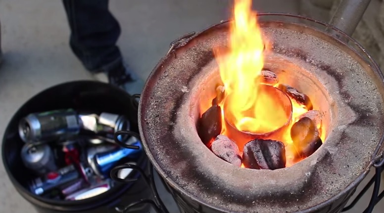 Versa del metallo fuso nella sabbia, la sua creazione è incredibile