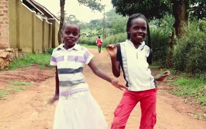 “Happy”, la coreografia realizzata in Africa commuove il web