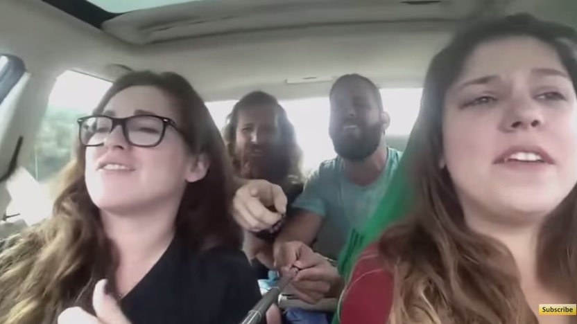 Cantano a squarciagola, poi l’auto si ribalta: l’incidente ripreso col selfie stick