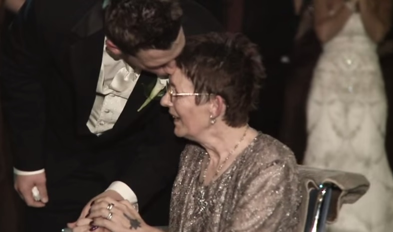 La madre è su una sedia al rotelle, il figlio nel giorno delle nozze la sorprende così