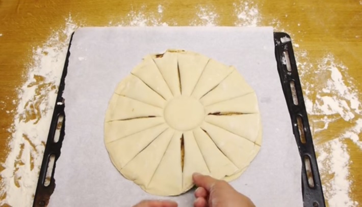 Fa 16 tagli sulla pasta sfoglia, il risultato è sorprendente