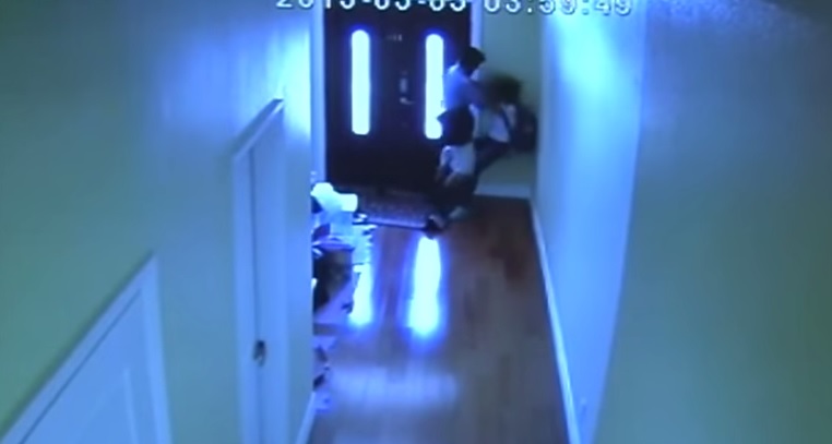 Pedofilo cerca di violentare 13enne, lei si ribella e lui fugge – Video