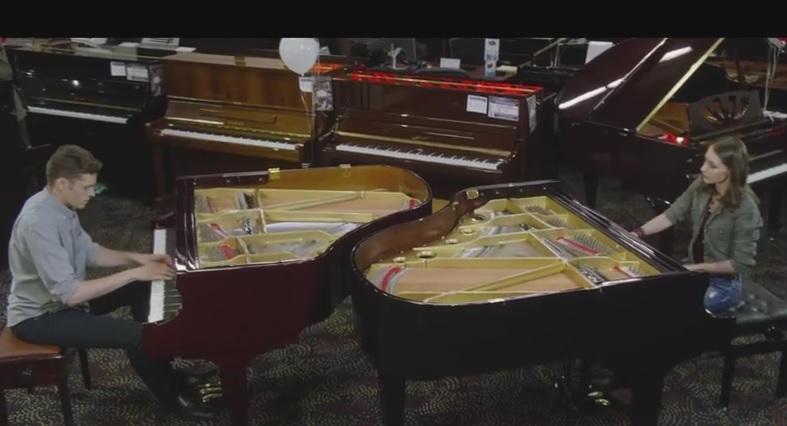 Duello al pianoforte sulle note de “Il volo del calabrone”