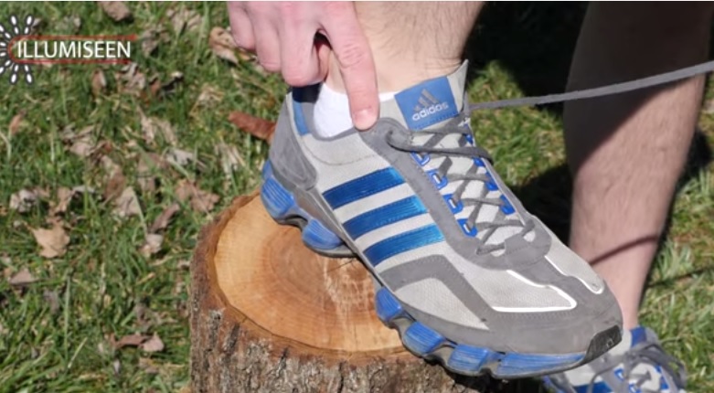 Ecco il motivo per cui le scarpe da corsa hanno un foro aggiuntivo