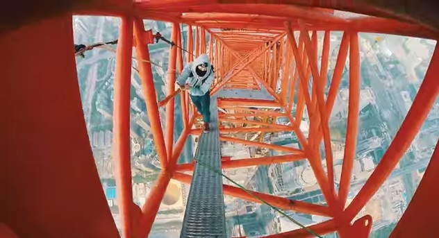 Shanghai, la folle arrampicata sulla torre alta 660 metri – Video