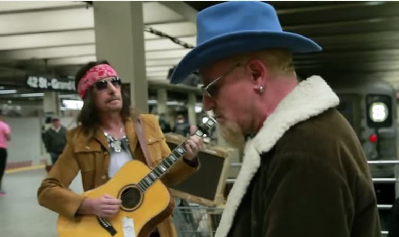 Gli U2 si mascherano da artisti di strada e suonano in metro