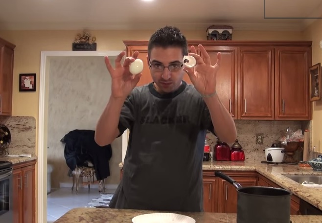 Come sgusciare un uovo sodo in soli due secondi – Video
