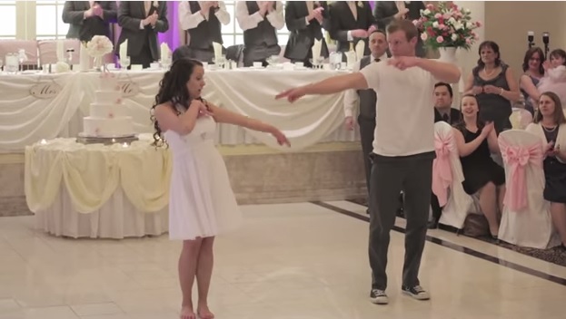 Il ballo degli sposi è epico: anche il suocero scende in pista