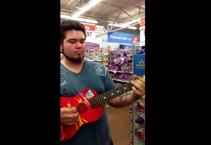 Dà spettacolo al supermercato con una chitarra giocattolo – Video