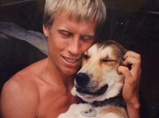 Il cane sta per morire, il padrone lo porta nei loro luoghi del cuore