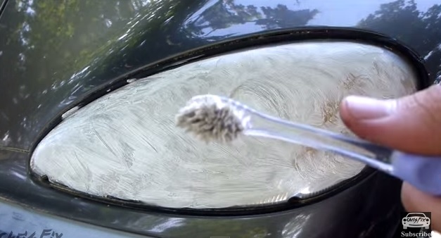 Dentifricio sui fari dell’auto, un’idea “brillante” per pulirli
