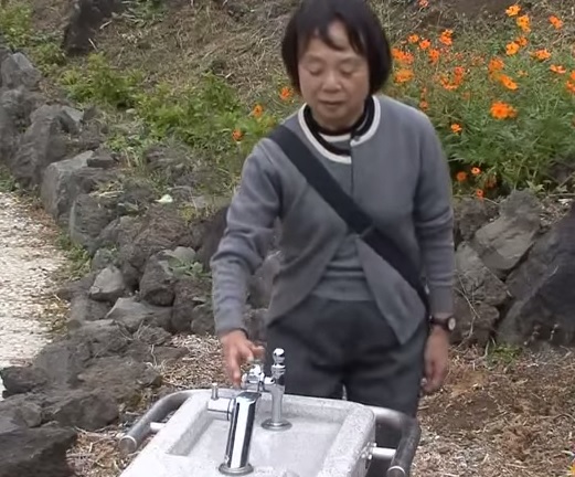 Ironia giapponese, la candid camera della fontanella è virale