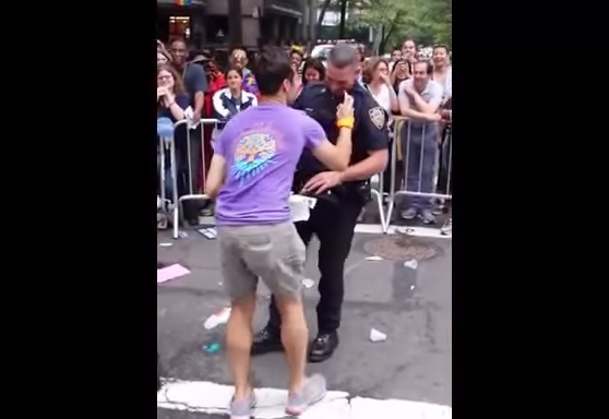New York, la danza scatenata dell’agente di polizia al Gay Pride
