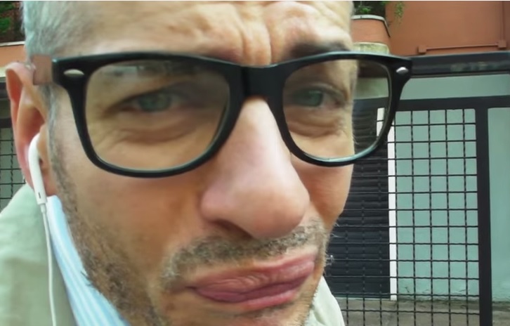 Giovanni Vernia fa il verso a Pif nella web serie “Il Testimonial” – Video