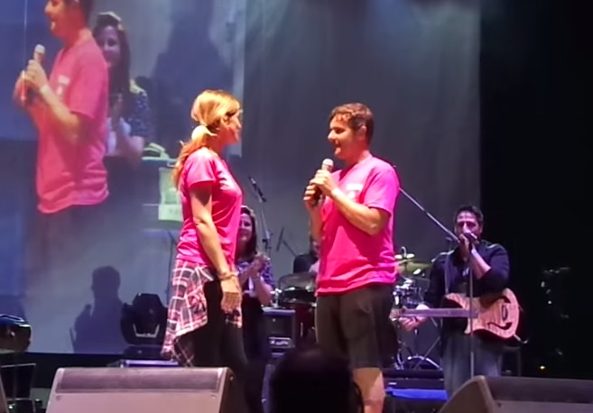 Paolo Meneguzzi chiede la mano della fidanzata durante un concerto
