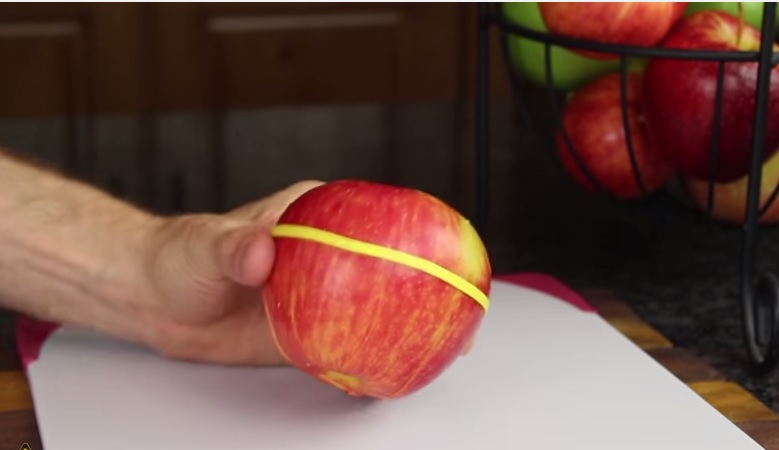 Mette un elastico intorno alla mela e il motivo vi sbalordirà