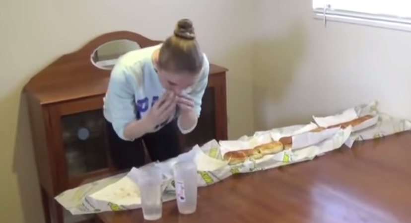 Modella divora panino da un metro e mezzo in tempo record