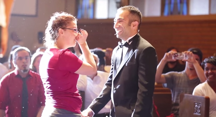 Flash mob con 69 cantanti e 18 ballerini, la proposta di matrimonio è virale