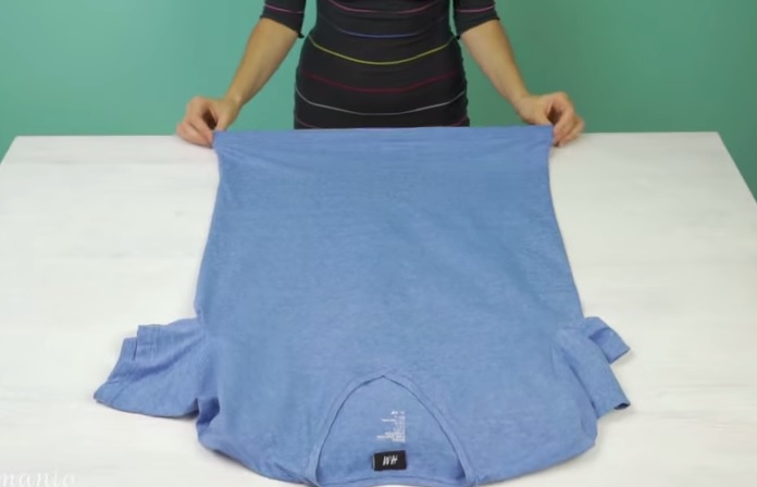 Come piegare una t-shirt risparmiando spazio ed evitando le pieghe