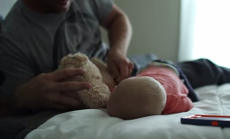 Come allontanarsi da un bambino quando dorme senza svegliarlo