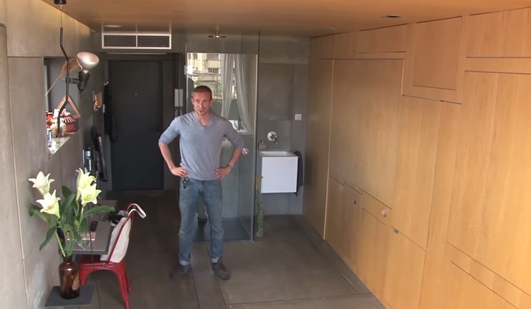 Sembra solo un piccolo appartamento, ma appena tocca le pareti tutto cambia