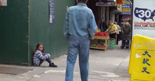 Una bambina finge di perdersi per strada, guarda le reazioni dei passanti