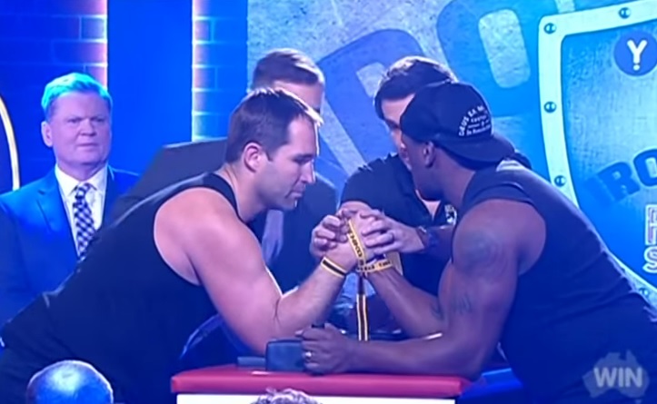 Ex rugbista si frattura in diretta durante sfida braccio di ferro – Video