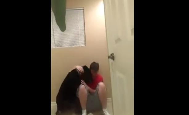 La padrona ha una crisi di nervi, il cane è addestrato per aiutarla – Video