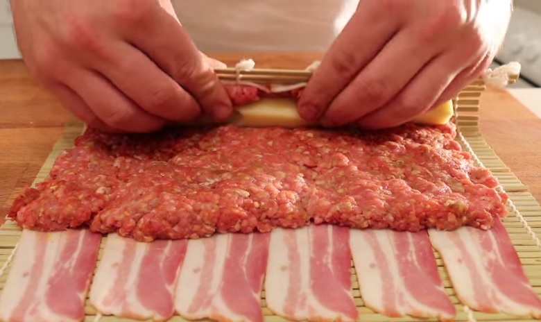 Arrotola carne e formaggio nella pancetta, il risultato è squisito