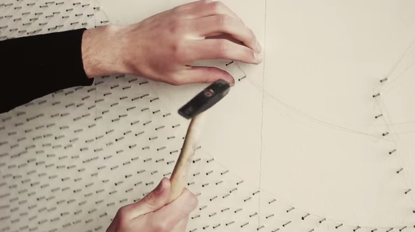 Inizia inserendo centinaia di chiodi su una parete, il risultato finale è da urlo