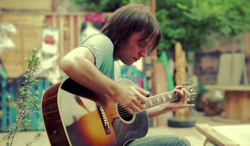 Suona la chitarra senza plettro, il suo stile vi ipnotizzerà – Video