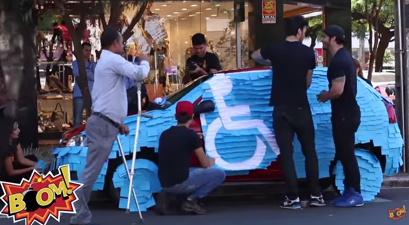 Parcheggia nel posto riservato ai portatori di handicap, la punizione è esemplare