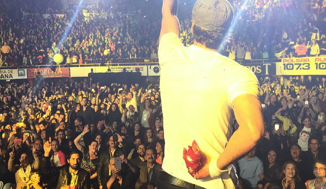 Enrique Iglesias afferra il drone sul palco: ferito, canta sanguinante