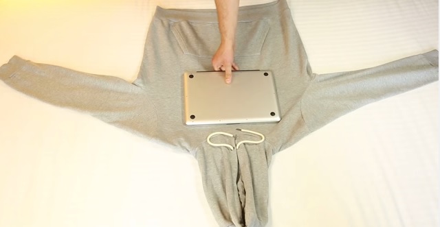 Avvolge una felpa attorno ad un pc, il tutorial di cui non potrete fare più a meno