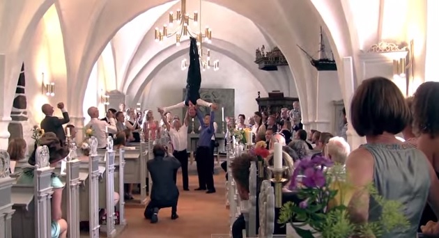 In Chiesa lo sposo si toglie la giacca, quello che accade dopo è incredibile