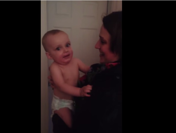 Incontra per la prima volta la gemella della madre, la reazione è virale