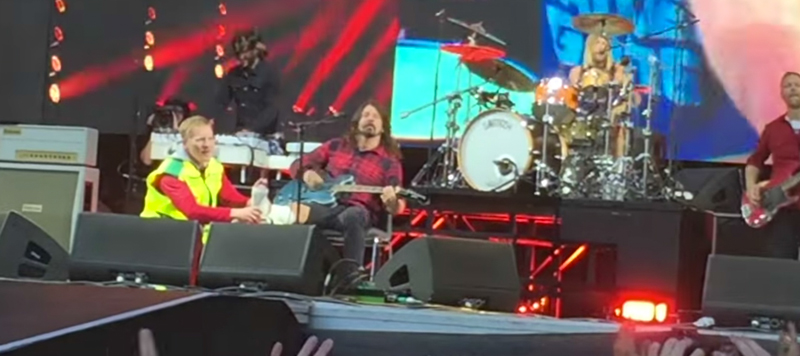 Foo Fighters, Dave Grohl finisce il concerto con una gamba rotta