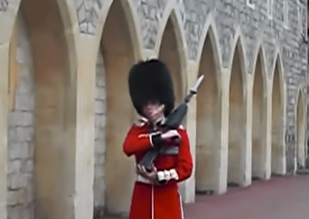 Mai toccare la spalla ad una guardia della regina, ecco cosa può accadere