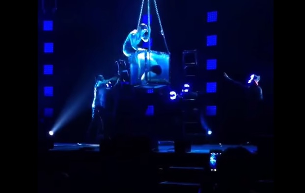 Illusionista sviene sott’acqua durante un numero, salvato in extremis