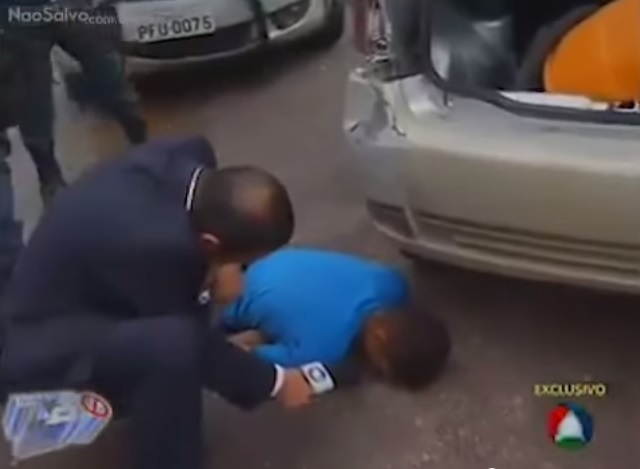 Brasile, reporter intervista uomo morto in strada – Video