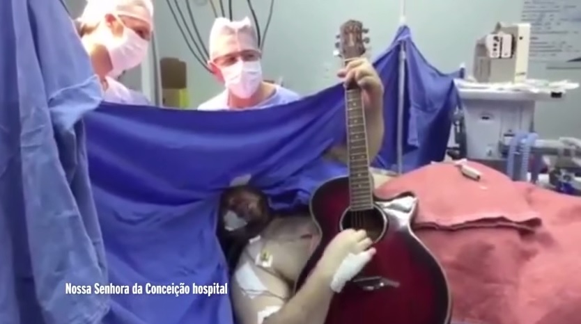 Canta e suona i Beatles durante l’operazione al cervello  – Video